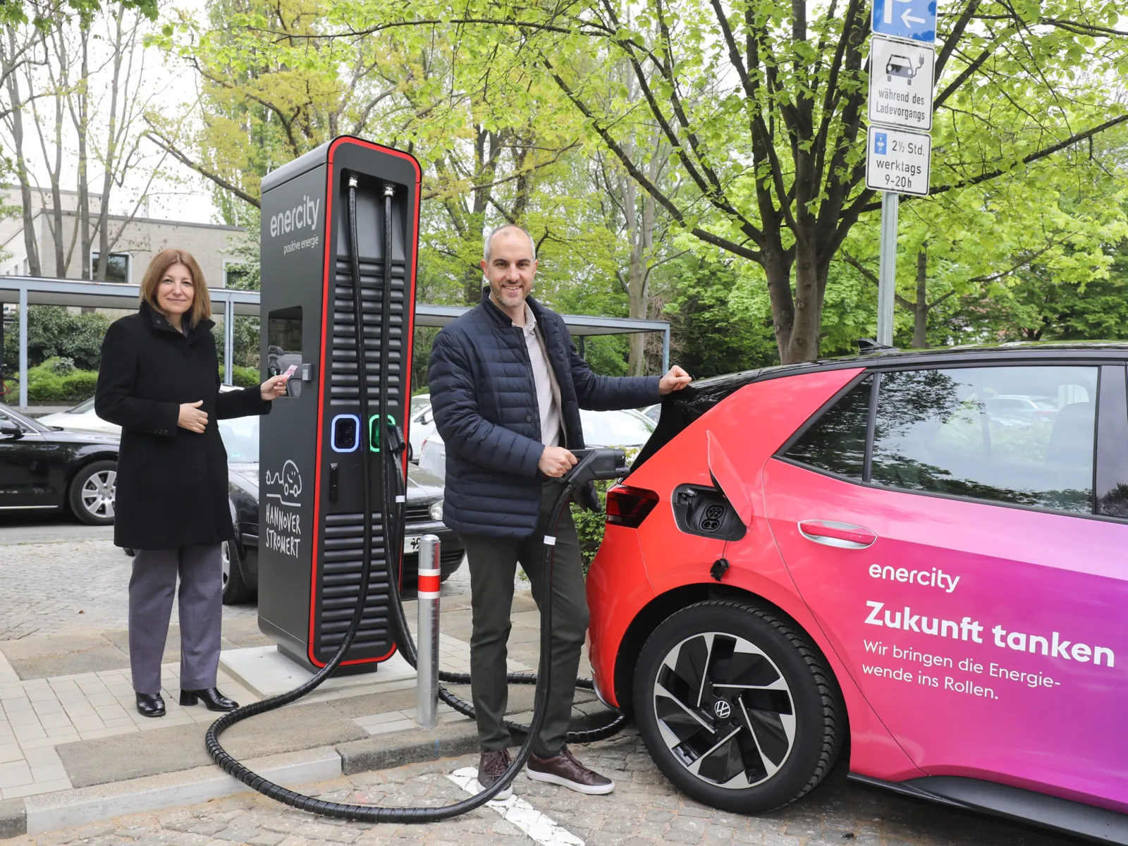 Enercity-CEO Susanna Zapreva und OB Belit Onay  an der Ladestation am Parklatz neben dem NDR-Funkhaus.
